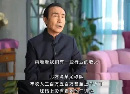 照片中;寡姐一身姜黄色外套，与发色十分相配，妆容精致，笑容灿烂